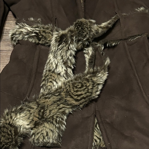 Loire NY Faux Fur Lined and Suede Wind-Blocking Pop Up Faux Fur Collar - Medium - Picture 5 of 14